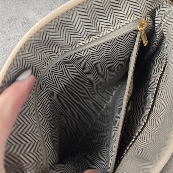 Jen & Co Tara Crossbody with Tassel Zippers And Wristlet Strap - Picture 4 of 10